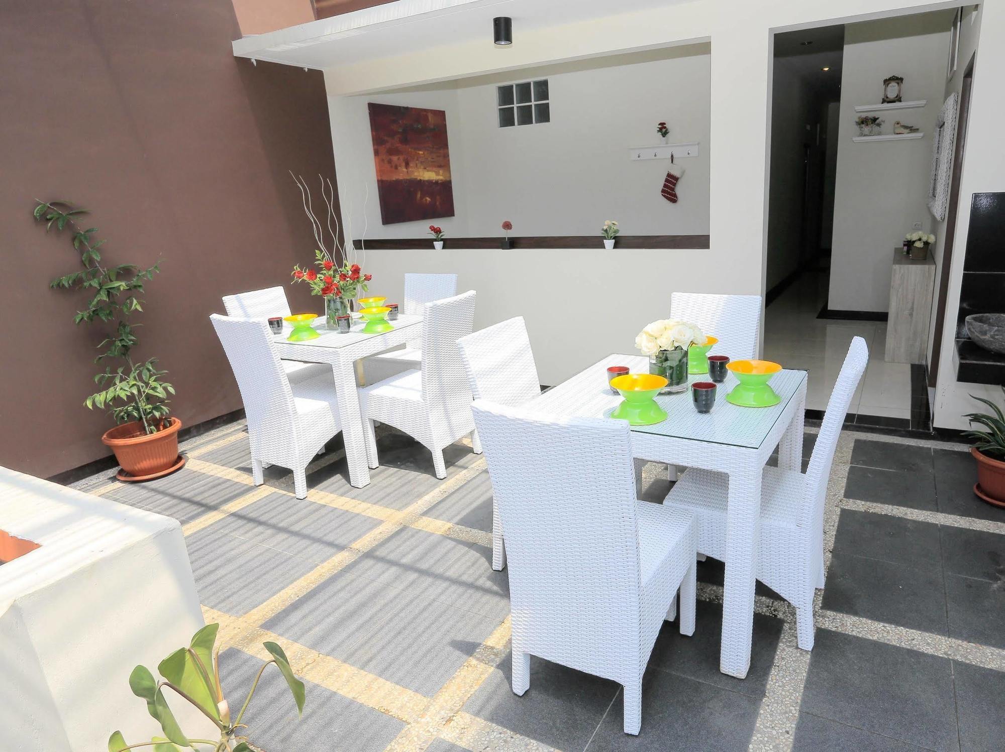 Hotel Bantal Guling Pasar Baru Bandung Exterior foto