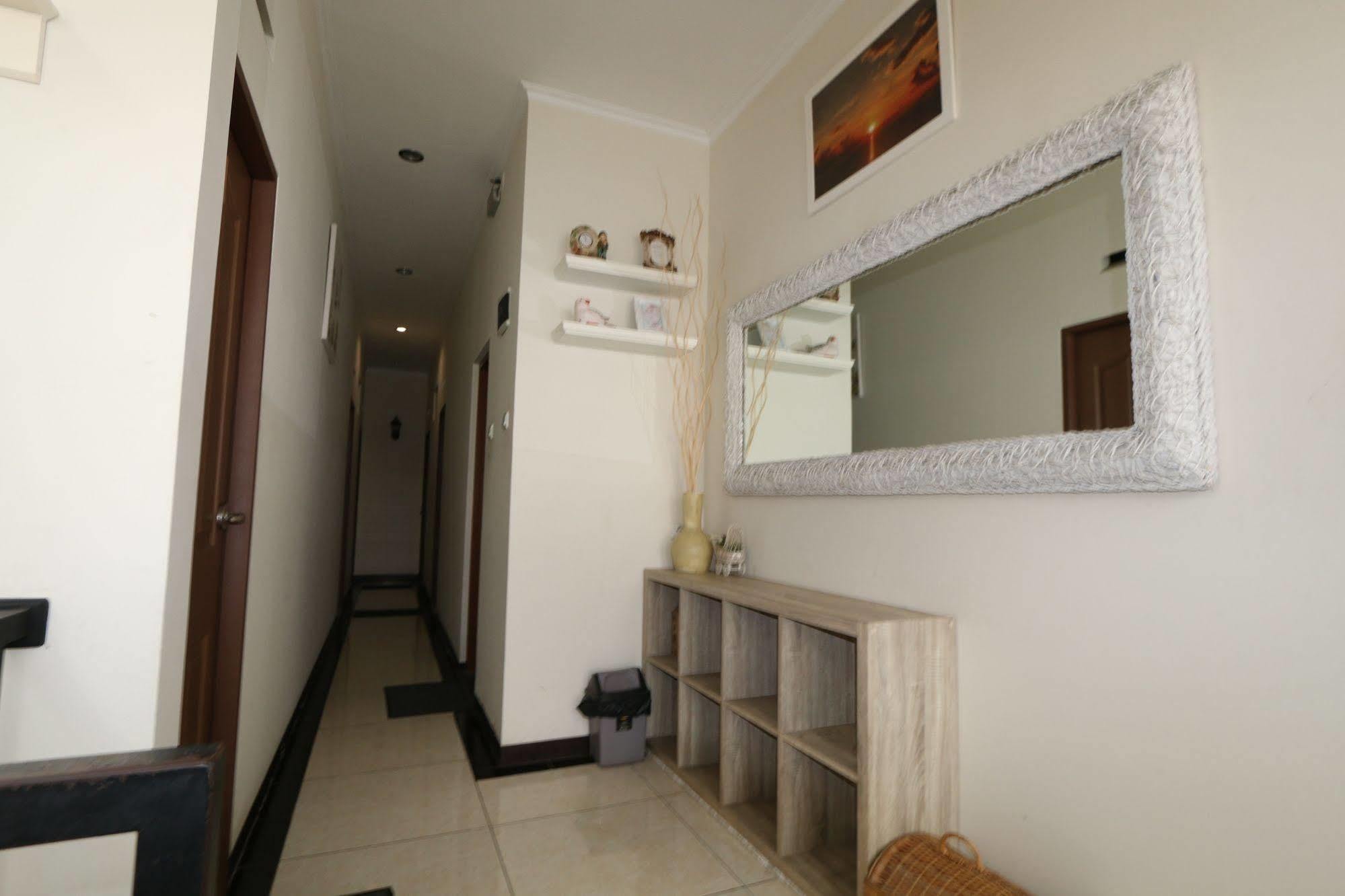 Hotel Bantal Guling Pasar Baru Bandung Exterior foto
