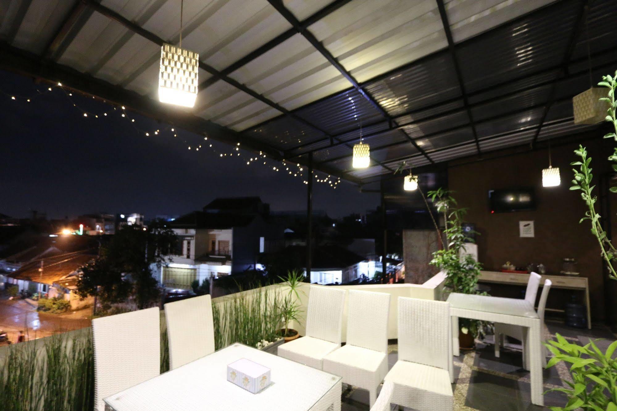 Hotel Bantal Guling Pasar Baru Bandung Exterior foto