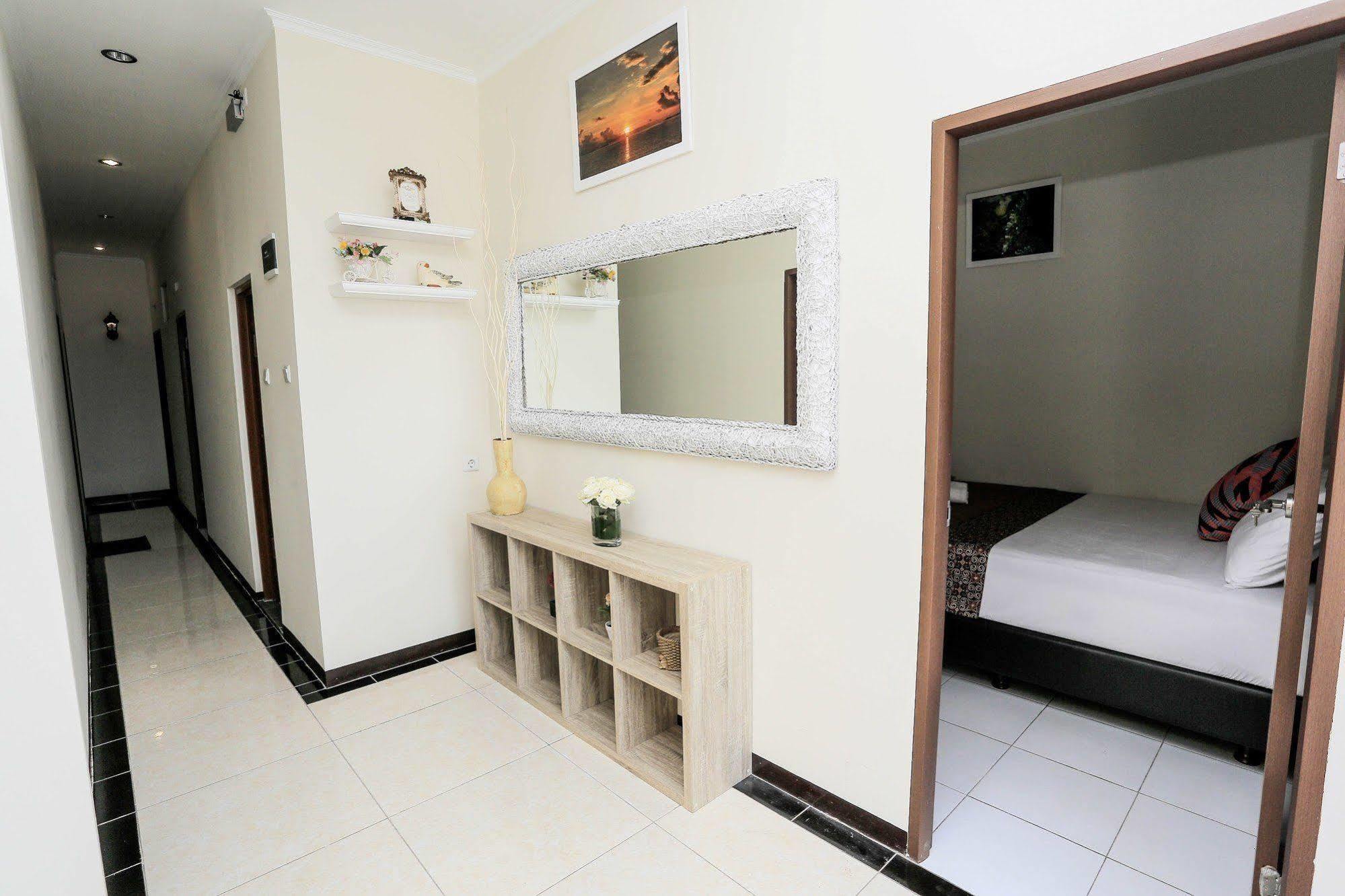 Hotel Bantal Guling Pasar Baru Bandung Exterior foto